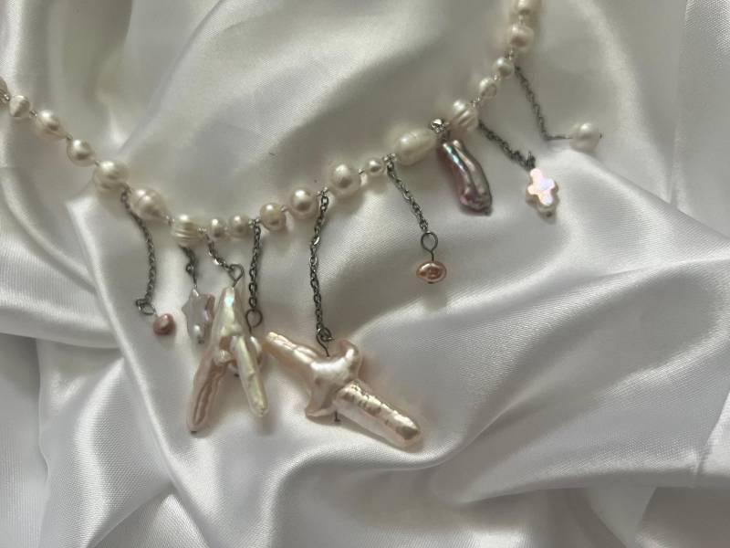 Down Necklace | Baroque Pearl Necklace Unique Ethereal von SylphieShop