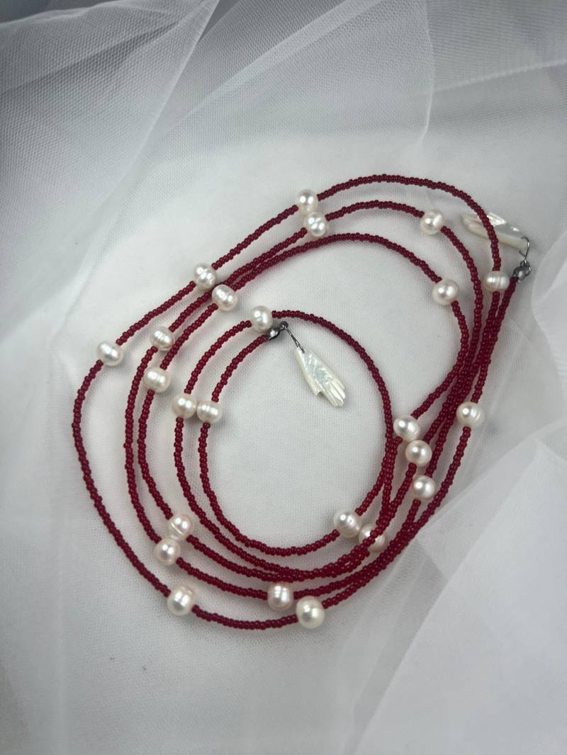 Two Left Hands Wrap Around Necklace | Pearl Wrap Necklace Waist Chain Versatile With Pearls & Red Glass Beads von SylphieShop