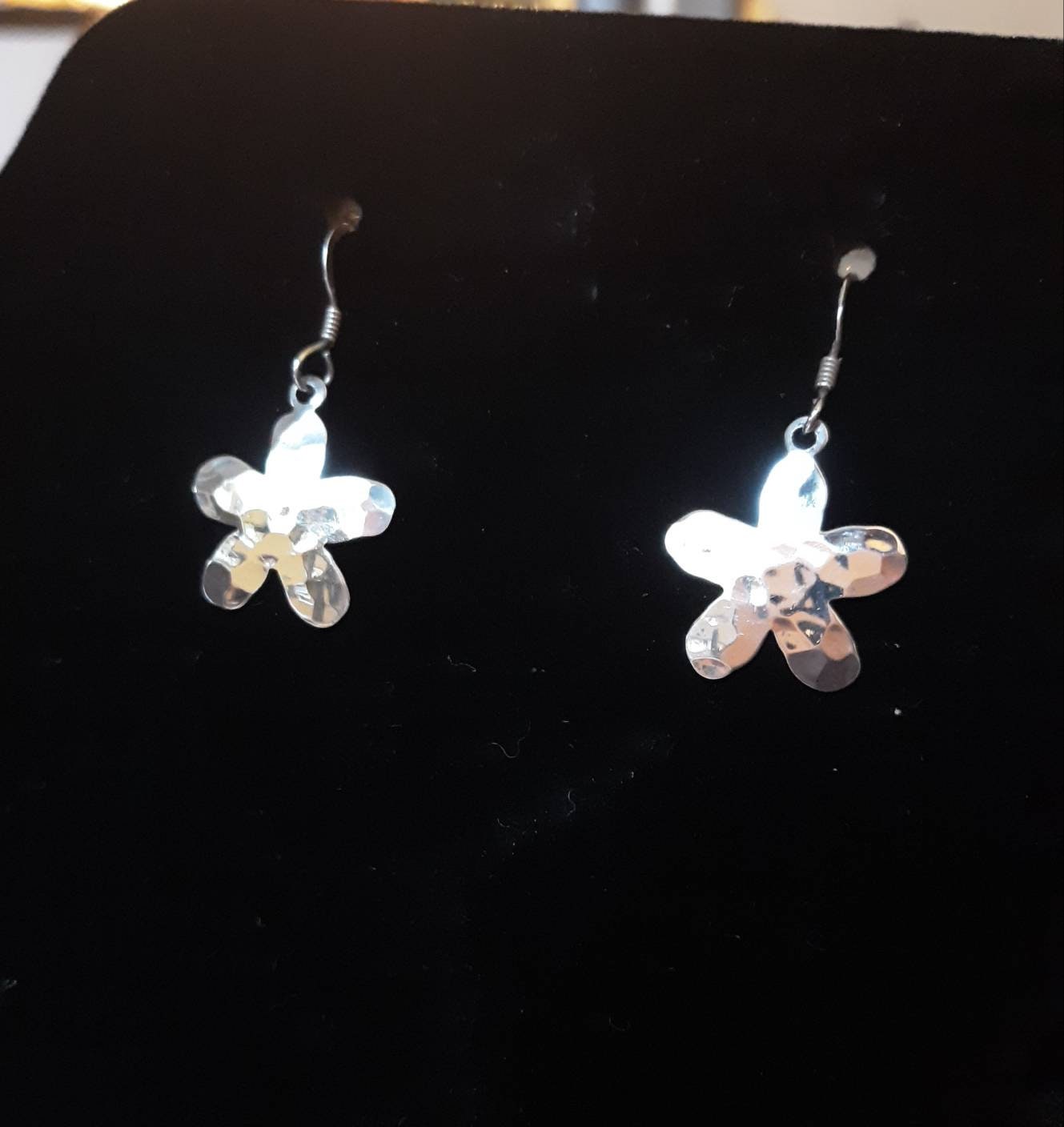 Solide 925 Sterling Silber Gehämmerte Blumen Ohrringe Solide 925 Sterling Silber Gehämmerte Blumen Ohrringe von SylvaethsWearableArt