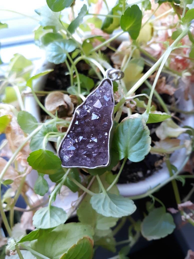 Wunderschöner Roher Amethyst Kristall Anhänger in Einer Upcycled 925 Sterling Silber Fassung Wunderschöner Roher Amethyst Kristall Anhänger in Einer Upcycled 925 Sterling Silber Fassung von SylvaethsWearableArt