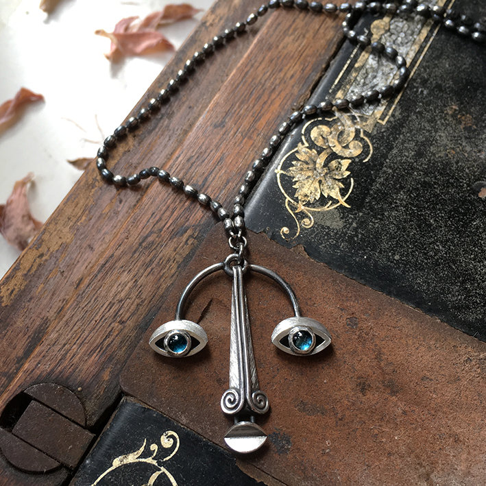 Gelenk Gesicht Anhänger, Sterling Silber Und Topas Cabochon Augen von SylvaineJewellery