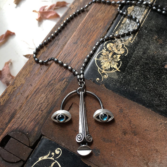 Gelenk Gesicht Anhänger, Sterling Silber Und Topas Cabochon Augen von SylvaineJewellery