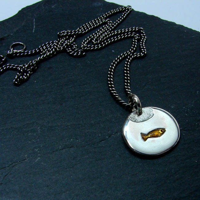 Goldfisch in Schale Anhänger, Silber Mit Orangem Kunstharz von SylvaineJewellery