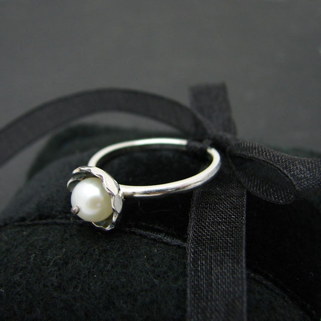 Kleine Blüten-Ring, Handgefertigt in Silber, Mit Weiße Oder Dunkle Perle von SylvaineJewellery