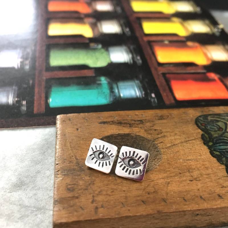 Winzige Ohrstecker, Ein Paar Kleine Silberne Augenohrringe von SylvaineJewellery