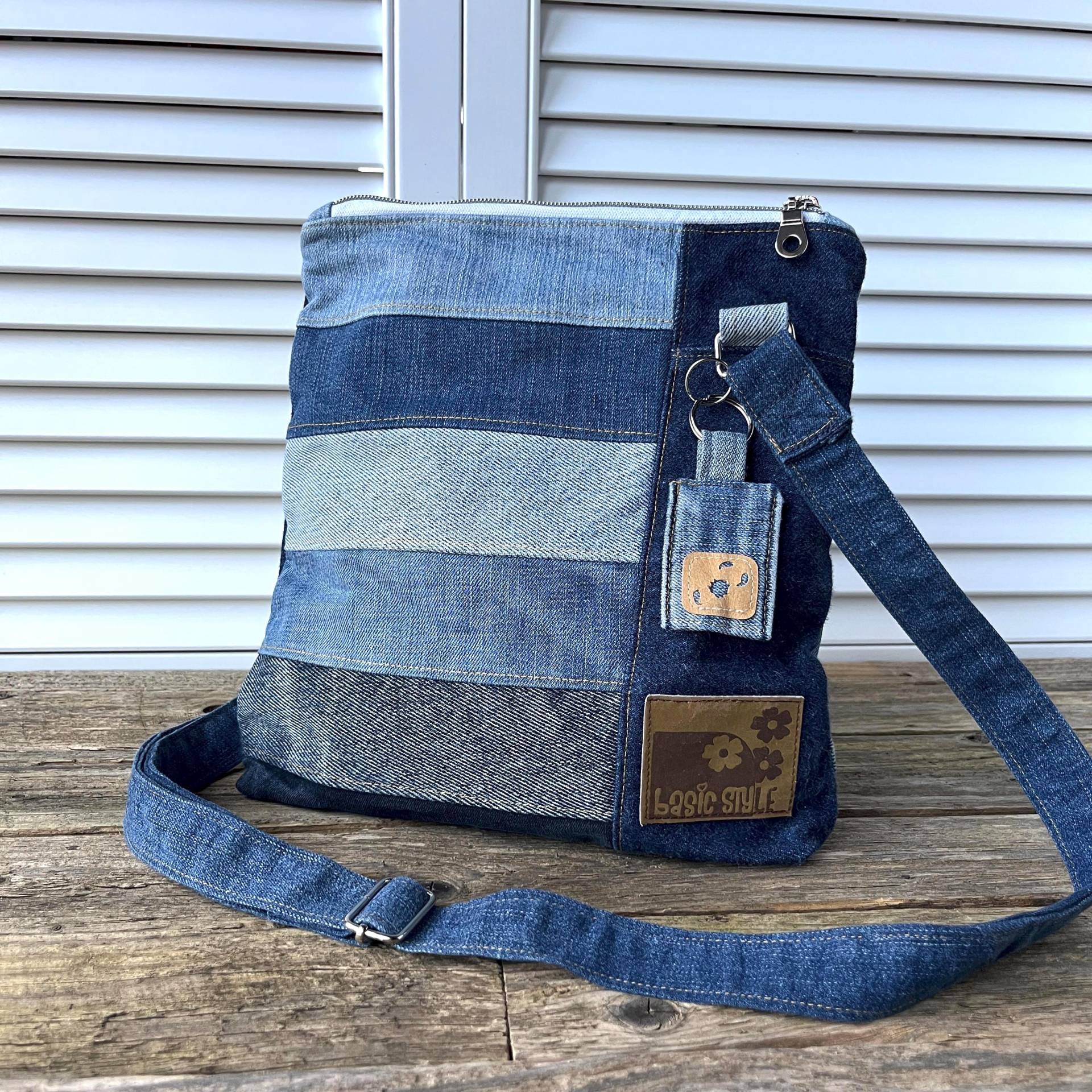 Umhängetasche Damen/Teenager Jeans Upcycling Blau 25x29cm Reißverschluss Innenfach, Jeanstasche von SylvisStitch