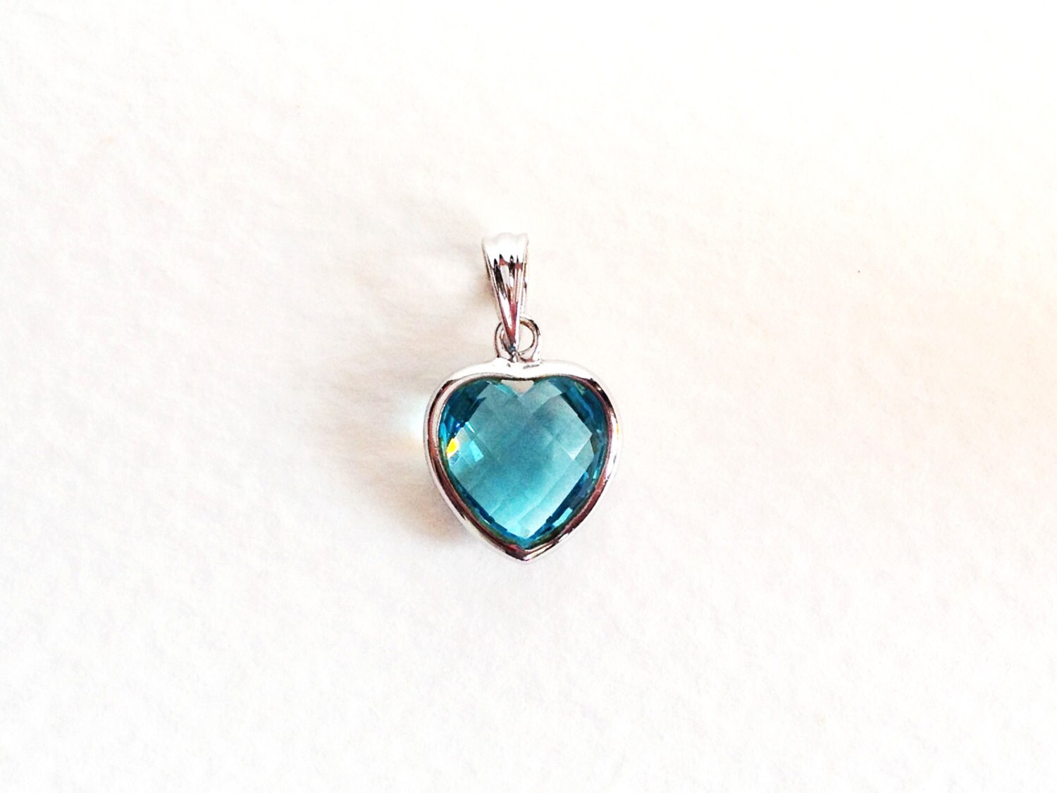 Herzförmiger Anhänger Aus Blautopas Und 18Kt Weißgold Im Vintage-Schachbrettschliff Herzförmiger Anhänger Aus Blautopas Und 18Kt Weißgold Im Vintage-Schachbrettschliff von SymbolandMagic