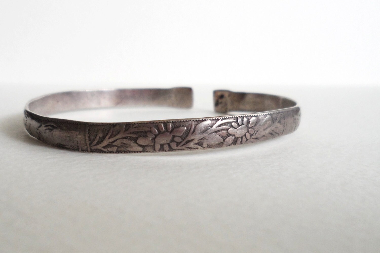 Manschette Aus Sterlingsilber Mit Dekor Von Gänseblümchen Und Anderen Pflanzen, Anfang Des Jahrhunderts Manschette Aus Sterlingsilber Mit Dekor Von Gänseblümchen Und Anderen Pflanzen, Anfang Des Jahrhunderts von SymbolandMagic