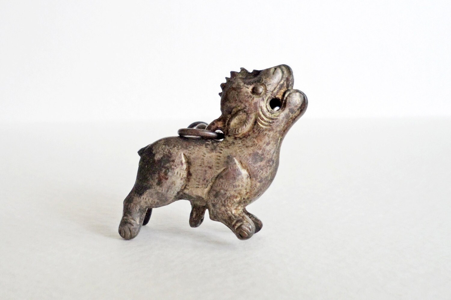 Silberner Löwenanhänger, Wahrscheinlich Teil Einer Chatelaine, Anfang Oder Mitte Des 20 Silberner Löwenanhänger, Wahrscheinlich Teil Einer Chatelaine, Anfang Oder Mitte Des 20 von SymbolandMagic