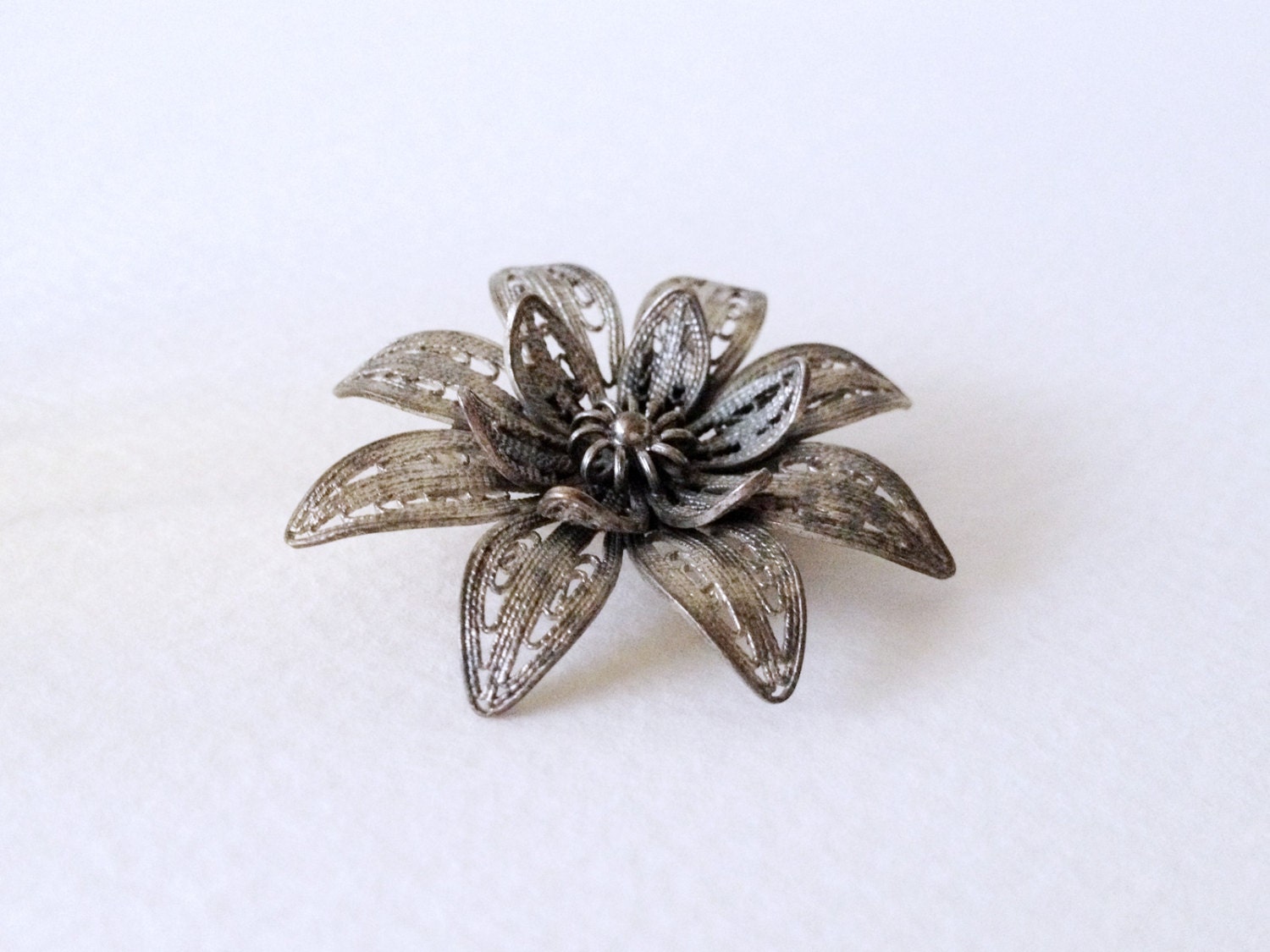 Spätes 19.jh. Lotus Oder Blumenblüten Brosche Aus Sterling Silber Filigree Spätes 19.jh. Lotus Oder Blumenblüten Brosche Aus Sterling Silber Filigree von SymbolandMagic
