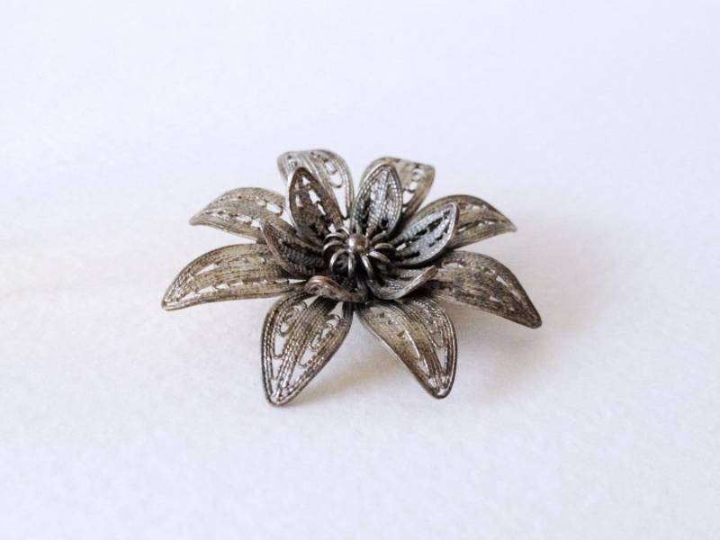 Spätes 19.jh. Lotus Oder Blumenblüten Brosche Aus Sterling Silber Filigree Spätes 19.jh. Lotus Oder Blumenblüten Brosche Aus Sterling Silber Filigree von SymbolandMagic