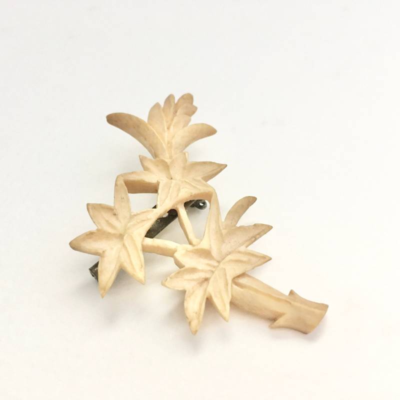 Vintage 70Er Jahre Blütenbrosche Aus Geschnitztem Knochen, Ingwerzweig von SymbolandMagic