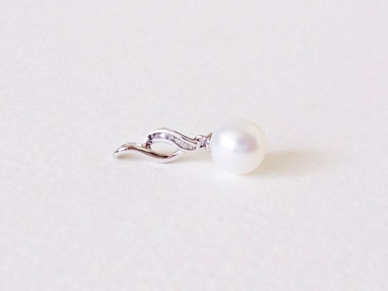 Vintage Diamant Baguettes Und Perle 9 Karat Weißgold Anhänger von SymbolandMagic