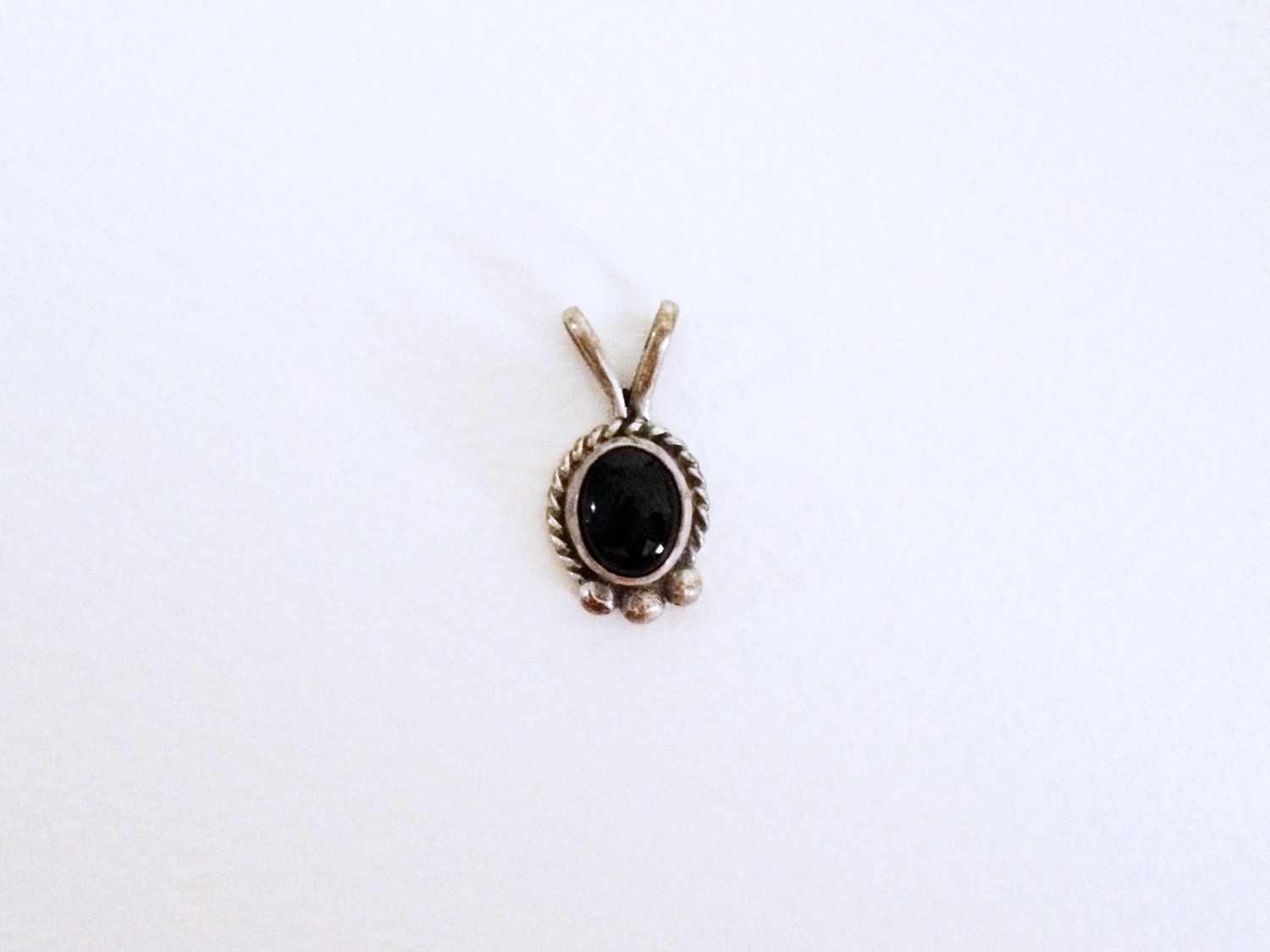 Vintage Sterling Silber Anhänger Mit Einem Schwarzen Stein Cabochon Vintage Sterling Silber Anhänger Mit Einem Schwarzen Stein Cabochon von SymbolandMagic