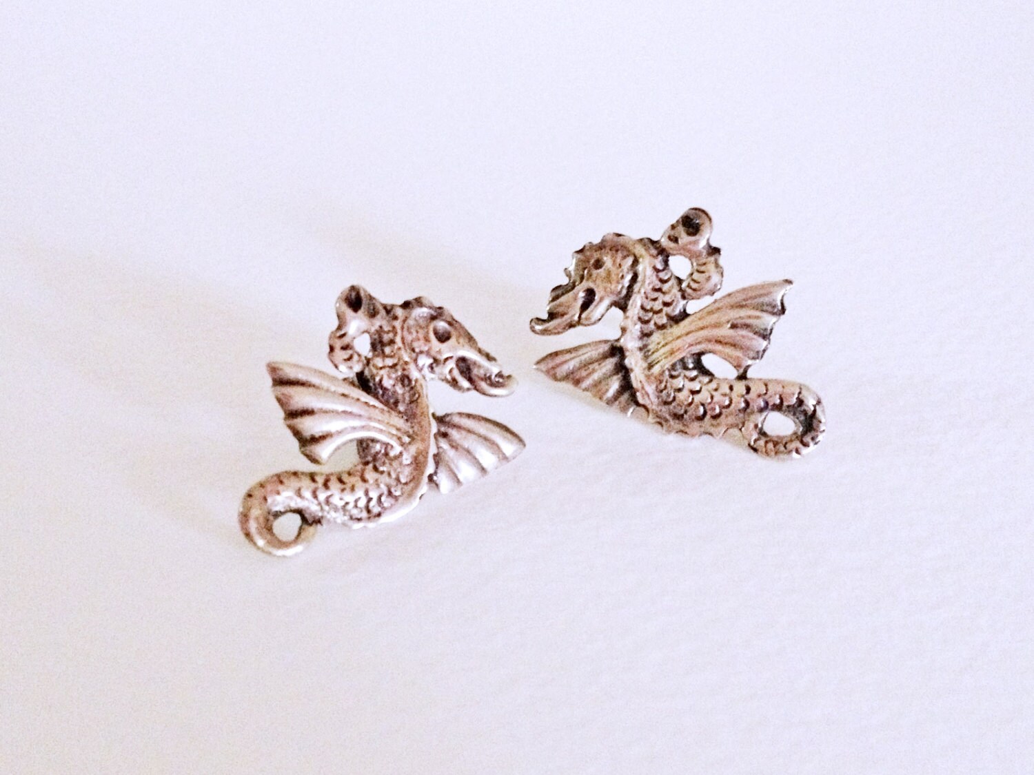 Vintage Sterling Silber Drachen Im Flug Oder Seeungeheuer Schraubverschluss Ohrringe Vintage Sterling Silber Drachen Im Flug Oder Seeungeheuer Schraubverschluss Ohrringe von SymbolandMagic