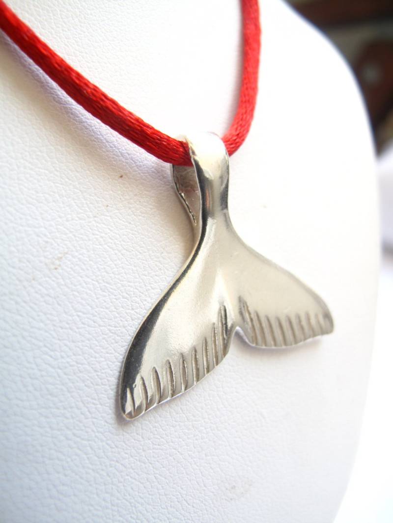 sterling Silber Whale Tail Anhänger Halskette - Rote Satin Kordel sterling Silber Whale Tail Anhänger Halskette - Rote Satin Kordel von Symbolinajewelry