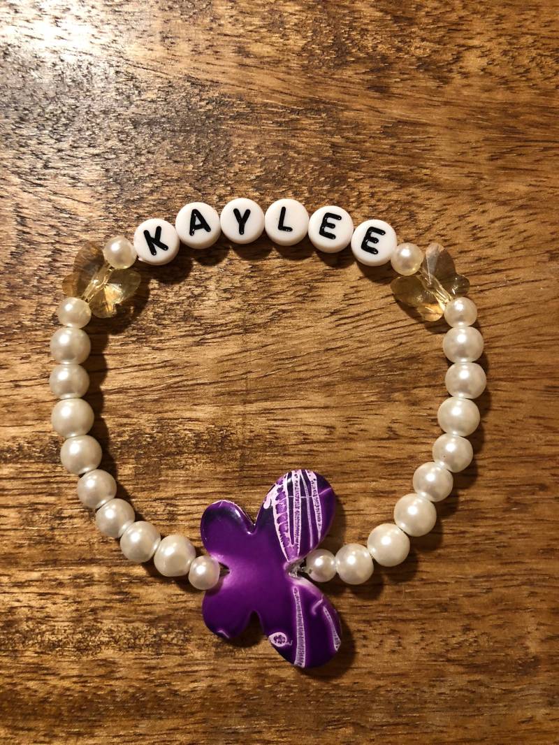 Purple Swirl Schmetterling Personalisiertes Stretch Armband von Symbolism4Christians