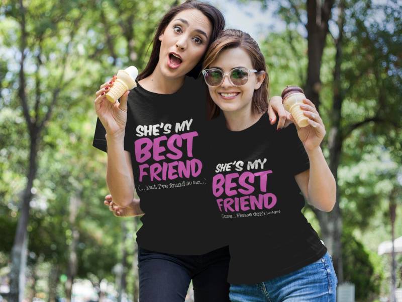 Sie Ist Meine Beste Freundin, Die Ich Bisher Gefunden Habe... Ich Weiß Nicht Beurteilen | Lustige Passende Freund T-Shirts von SynerTee