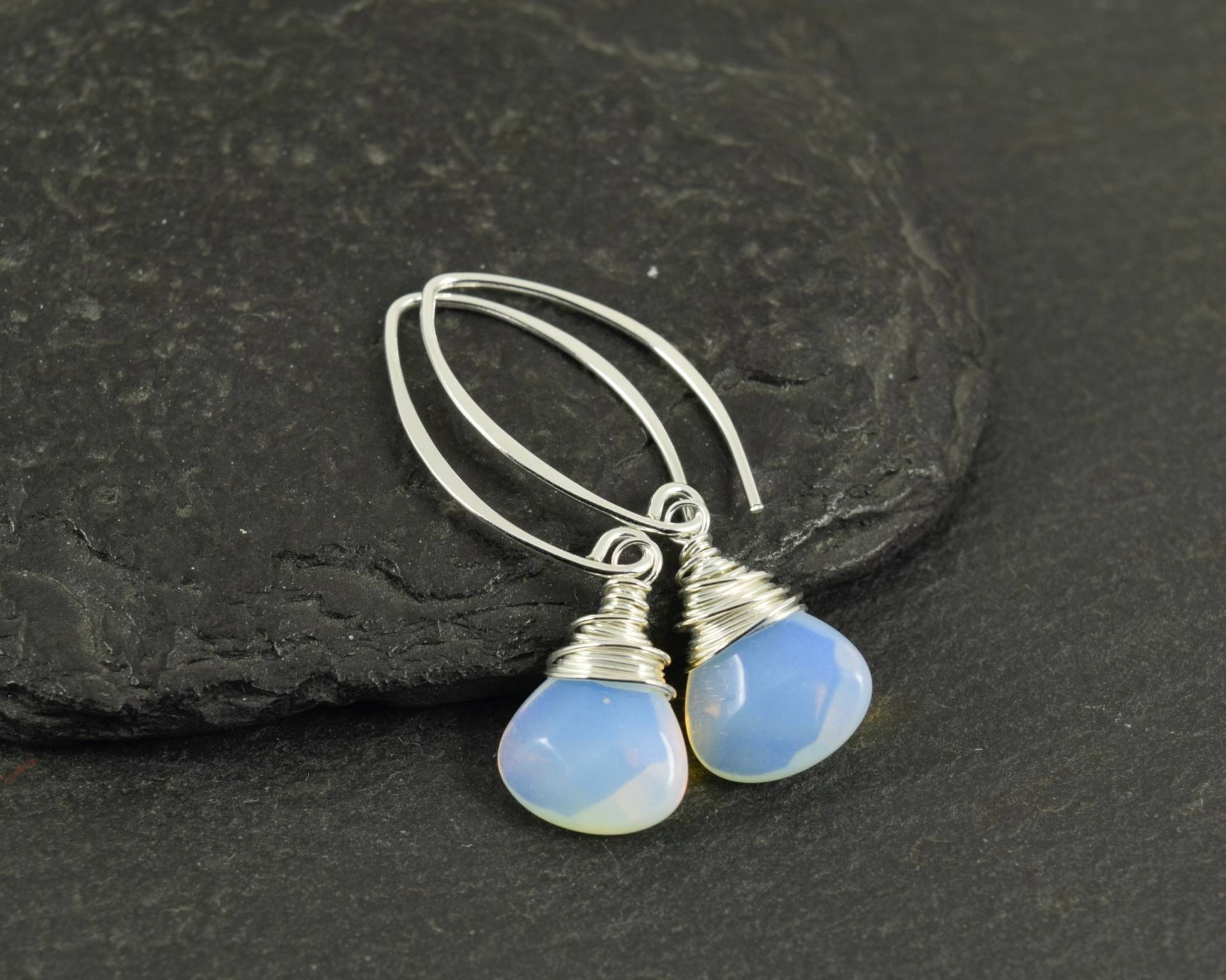 Milky White Opalite Sterling Silber Draht Gewickelt Ohrringe | Lange Tropfen Edelstein Milky White Opalite Sterling Silber Draht Gewickelt Ohrringe | Lange Tropfen Edelstein von SynergicDesigns