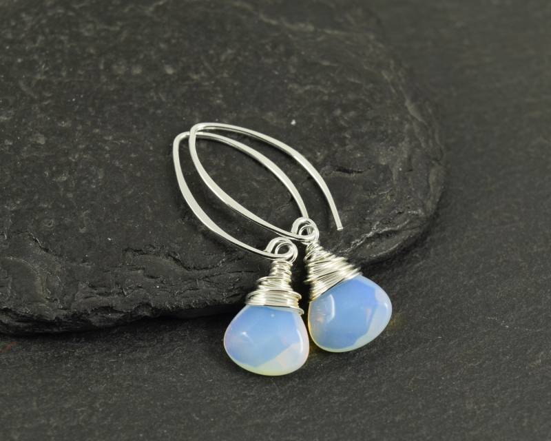 Milky White Opalite Sterling Silber Draht Gewickelt Ohrringe | Lange Tropfen Edelstein von SynergicDesigns