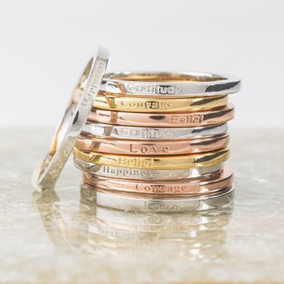 Sterling Silber Affirmation Ring, Stapeln Positive Mantra-Ring Mit Nachricht Karte in Rose Gold Oder Vergoldet Sterling Silber Affirmation Ring, Stapeln Positive Mantra-Ring Mit Nachricht Karte in Rose Gold Oder Vergoldet von SynergyJewelleryShop