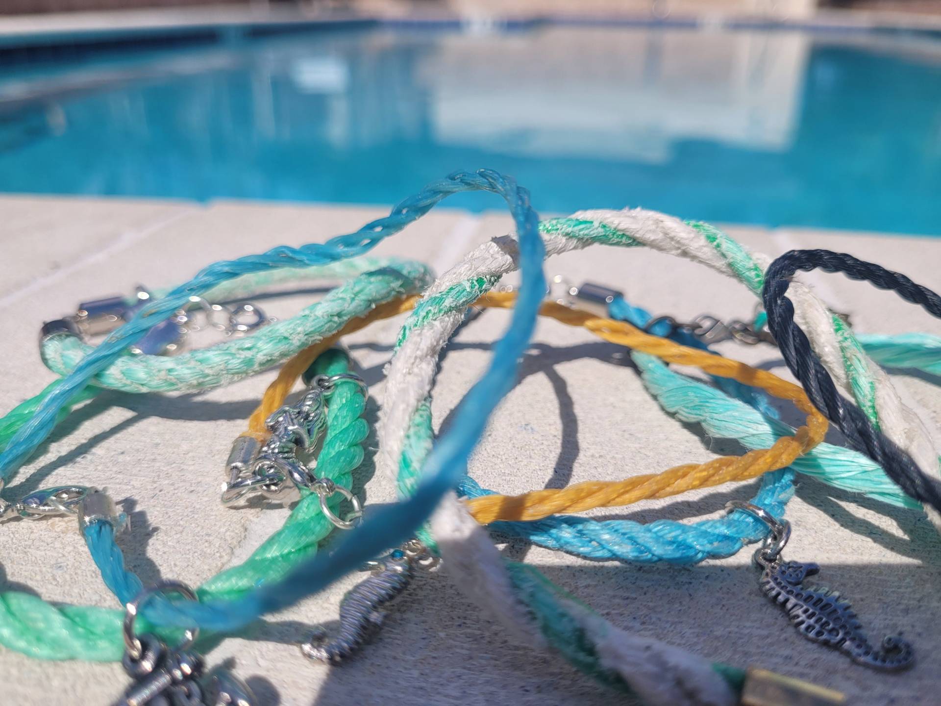 Armband Aus Recyceltem Fischnetz Armband Aus Recyceltem Fischnetz von SyrenasTreasures