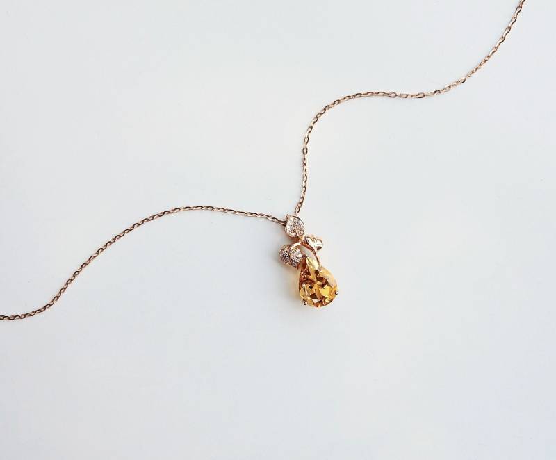 18K Rose Gold Diamant Blatt Citrin Tropfen Anhänger 18K Rose Gold Diamant Blatt Citrin Tropfen Anhänger von SyuJewelry