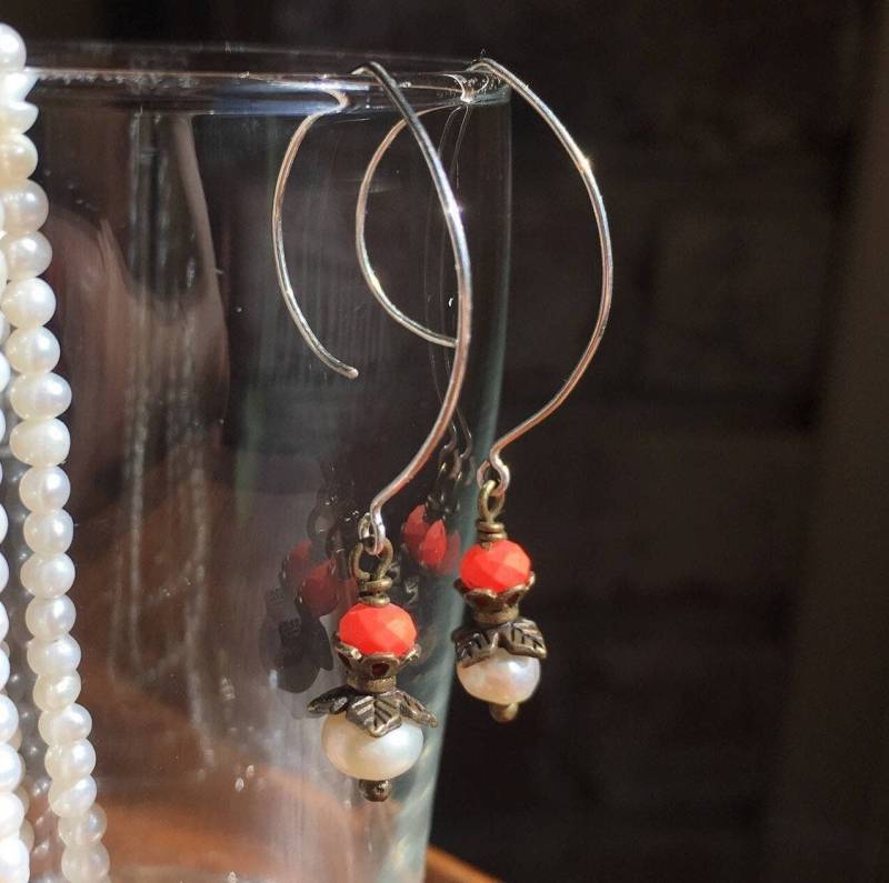 Echte Süßwasser-Perle Ohrringe, Sterling Silber Ohrhaken, Bronze Detail, Matte Facettierte Glaskoralle Perle, Verspielt Hell Stand Stil Echte Süßwasser-Perle Ohrringe, Sterling Silber Ohrhaken, Bronze Detail, Matte Facettierte Glaskoralle Perle, Verspielt Hell Stand Stil von SyzygyByHannah