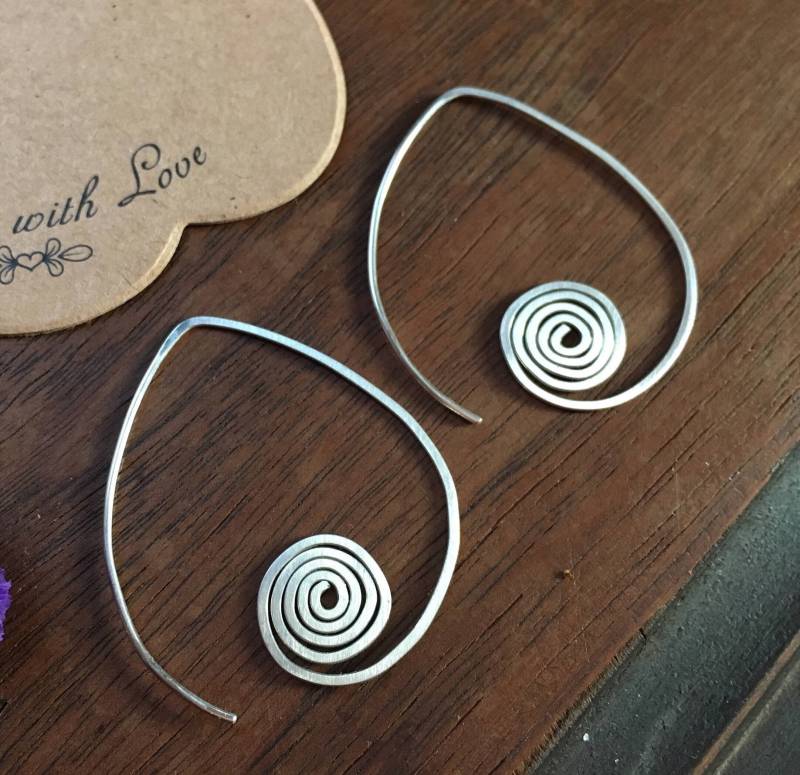 Ohrringe Mit Gewundener Spirale Leicht Abgeflacht, Sterling Silber Matt Gebürstet, Tropfenform, Minimal Style, Handgemacht Ohrringe Mit Gewundener Spirale Leicht Abgeflacht, Sterling Silber Matt Gebürstet, Tropfenform, Minimal Style, Handgemacht von SyzygyByHannah
