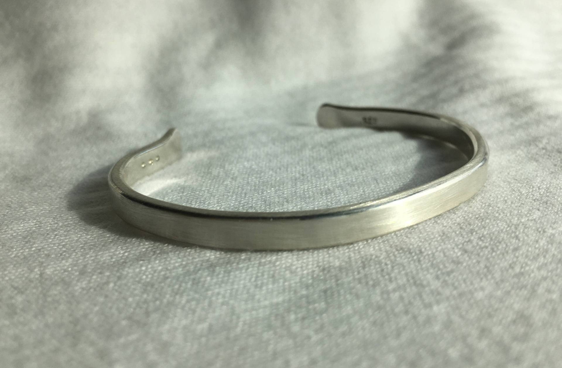 Solid Sterling Silber Manschette Armreif Schlicht Gebürstet Matt Armband, Lebenslange Qualität Tragen Jeden Tag, Modernes Design, Einzigartige Form Solid Sterling Silber Manschette Armreif Schlicht Gebürstet Matt Armband, Lebenslange Qualität Tragen Jeden Tag, Modernes Design, Einzigartige Form von SyzygyByHannah