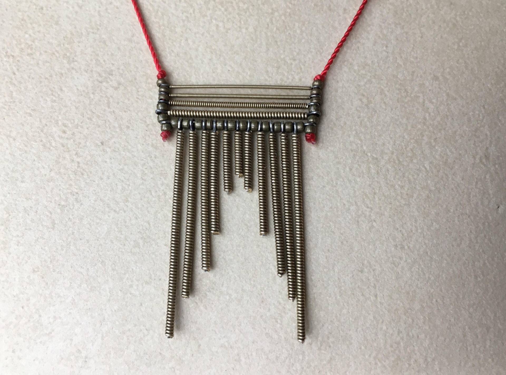 Umgenutzte Gitarrenschnur Umgekehrtes Dreieck Auf Hellroter Nylonschnur Art-Deco-Inspirierte, Moderne, Alltägliche, Einzigartige Standout-Halskette Umgenutzte Gitarrenschnur Umgekehrtes Dreieck Auf Hellroter Nylonschnur Art-Deco-Inspirierte, Moderne, Alltägliche, Einzigartige Standout-Halskette von SyzygyByHannah