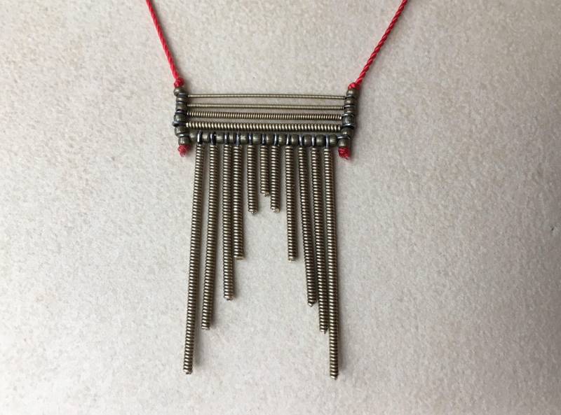 Umgenutzte Gitarrenschnur Umgekehrtes Dreieck Auf Hellroter Nylonschnur Art-Deco-Inspirierte, Moderne, Alltägliche, Einzigartige Standout-Halskette Umgenutzte Gitarrenschnur Umgekehrtes Dreieck Auf Hellroter Nylonschnur Art-Deco-Inspirierte, Moderne, Alltägliche, Einzigartige Standout-Halskette von SyzygyByHannah