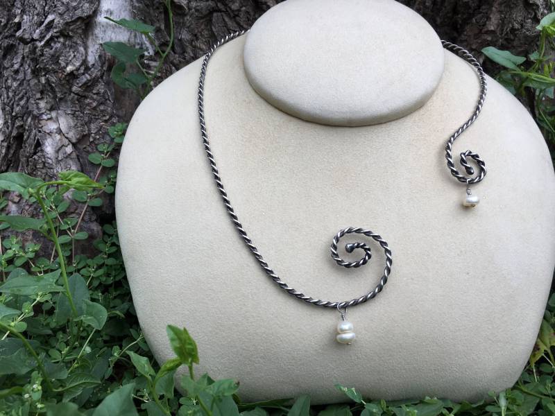 Verdrehte Spiralhalskette Sterling Silber Kragen Einzigartige Oxidierte Metall Swirl Öffnen Boho Minimalist Verdrehte Spiralhalskette Sterling Silber Kragen Einzigartige Oxidierte Metall Swirl Öffnen Boho Minimalist von SyzygyByHannah