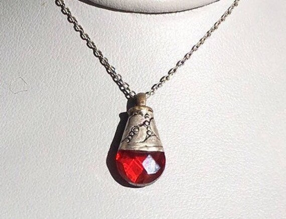 Vintage Facettierter Roter Quarz Boho Chic Teardrop Anhänger, Rhodiniertes Sterling Silber 16 "Kette, Jeden Tag Halskette, Geschenk Für Sie Vintage Facettierter Roter Quarz Boho Chic Teardrop Anhänger, Rhodiniertes Sterling Silber 16 "Kette, Jeden Tag Halskette, Geschenk Für Sie von SyzygyByHannah