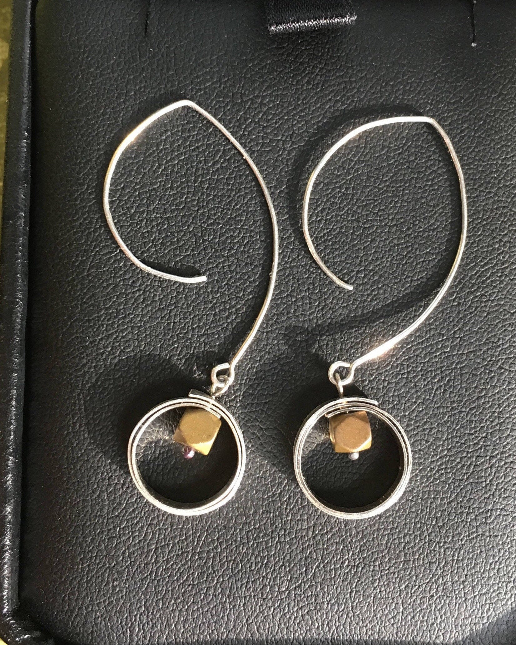 sterling Silber Und Gold Farbe Akzent Einzigartige Ohrringe Modern Minimal Boho, Gefrostete Titan Hämatit Perle, Moderne Ohrhaken sterling Silber Und Gold Farbe Akzent Einzigartige Ohrringe Modern Minimal Boho, Gefrostete Titan Hämatit Perle, Moderne Ohrhaken von SyzygyByHannah