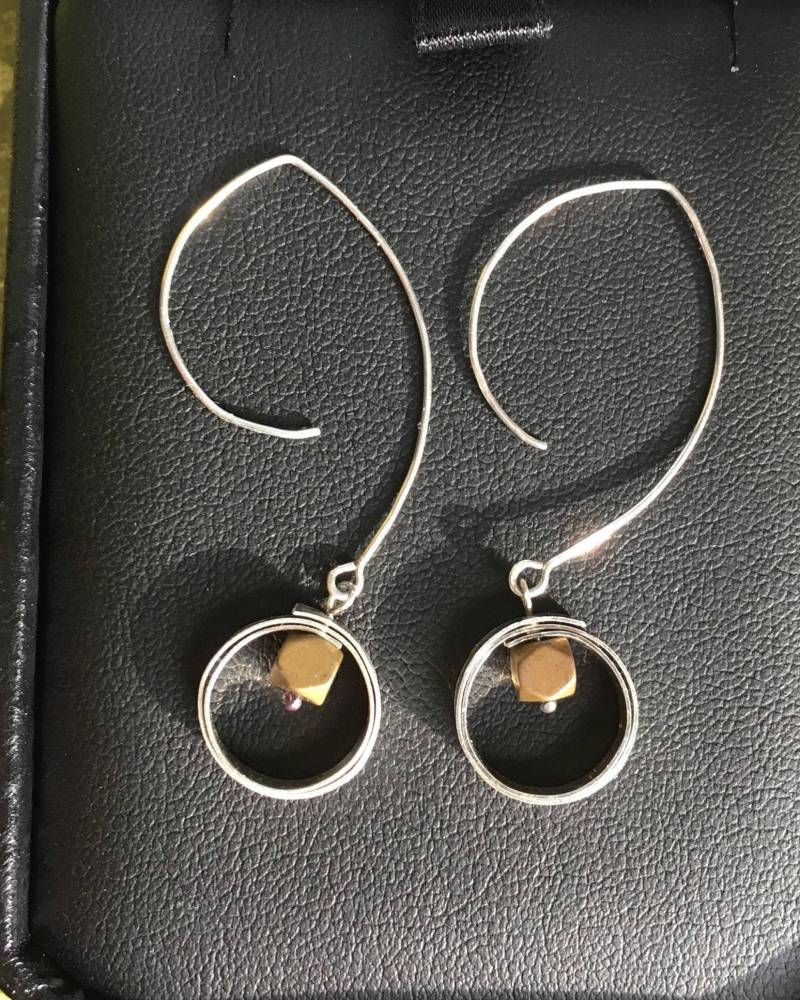 sterling Silber Und Gold Farbe Akzent Einzigartige Ohrringe Modern Minimal Boho, Gefrostete Titan Hämatit Perle, Moderne Ohrhaken sterling Silber Und Gold Farbe Akzent Einzigartige Ohrringe Modern Minimal Boho, Gefrostete Titan Hämatit Perle, Moderne Ohrhaken von SyzygyByHannah