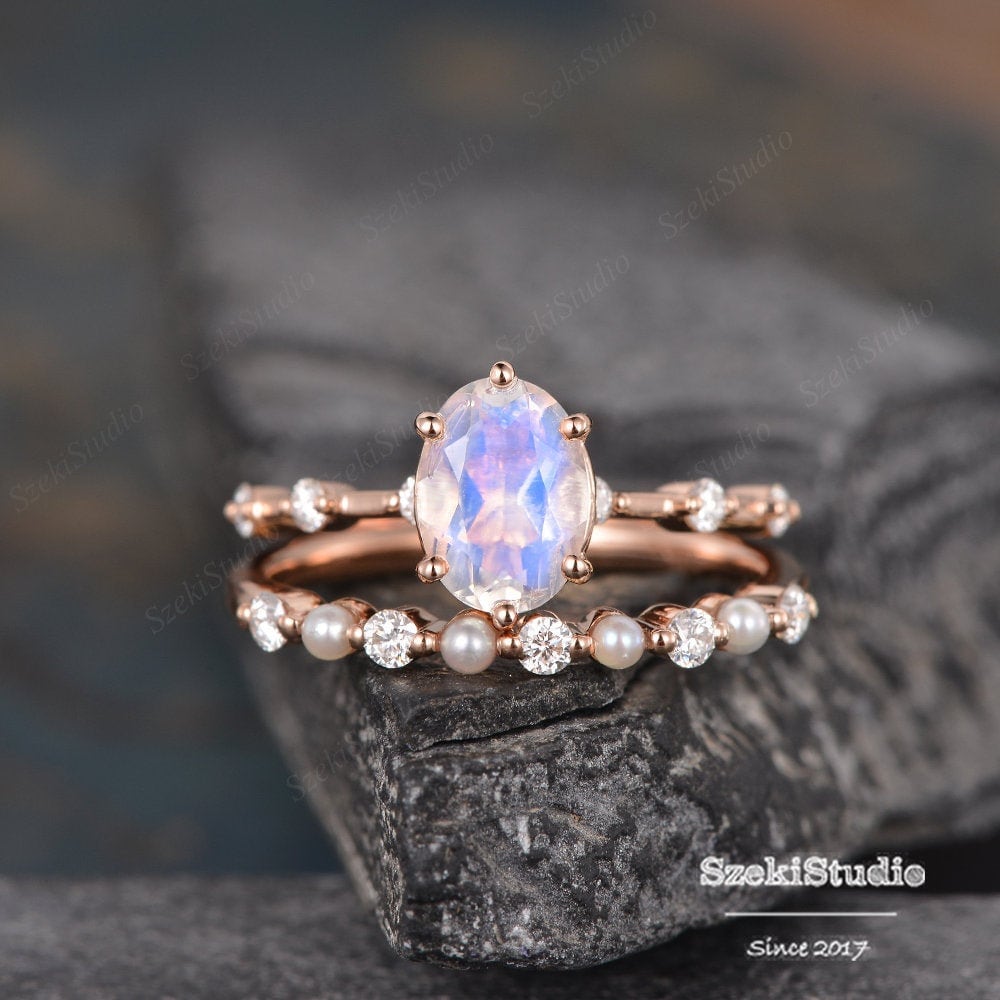 1.2Ct Solitär Oval Mondstein Ring Rose Gold Verlobungsring Set Braut Perle Diamant Band Einzigartige Boden Moissanite Ehering Geschenk von SzekiStudio