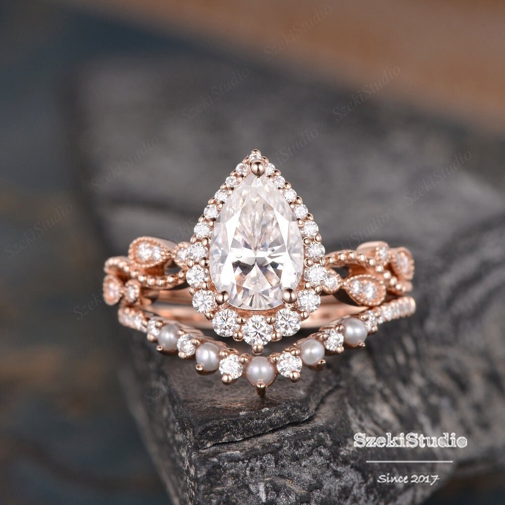 1.6Ct Perle Moissanite Verlobungsring Set Rose Gold Birnenförmige Braut Rebe Blatt Band Halo Infinity Diamant Ehering von SzekiStudio