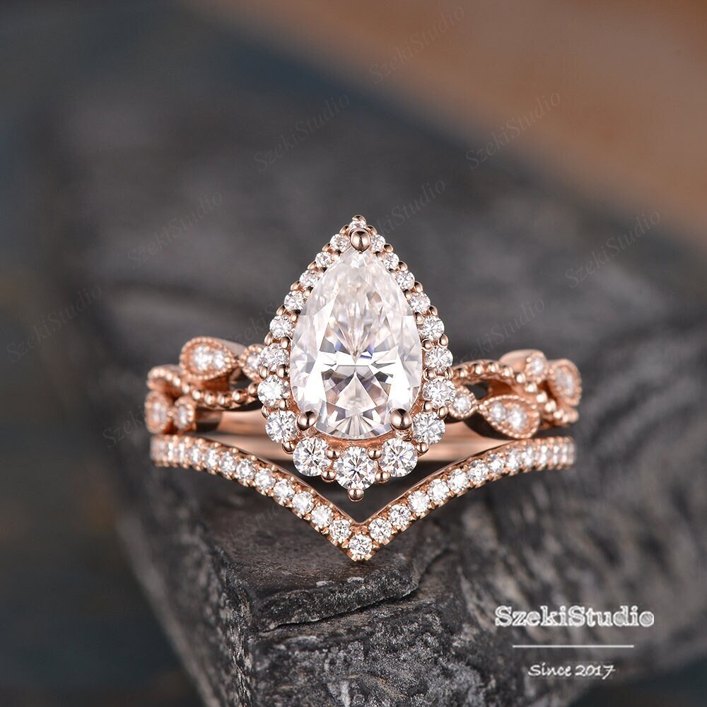 1.6Ct Vine Moissanite Verlobungsring Set Rose Gold Frauen Birnenförmige Braut Halo Infinity Diamant Hochzeit Schmuck Ring von SzekiStudio