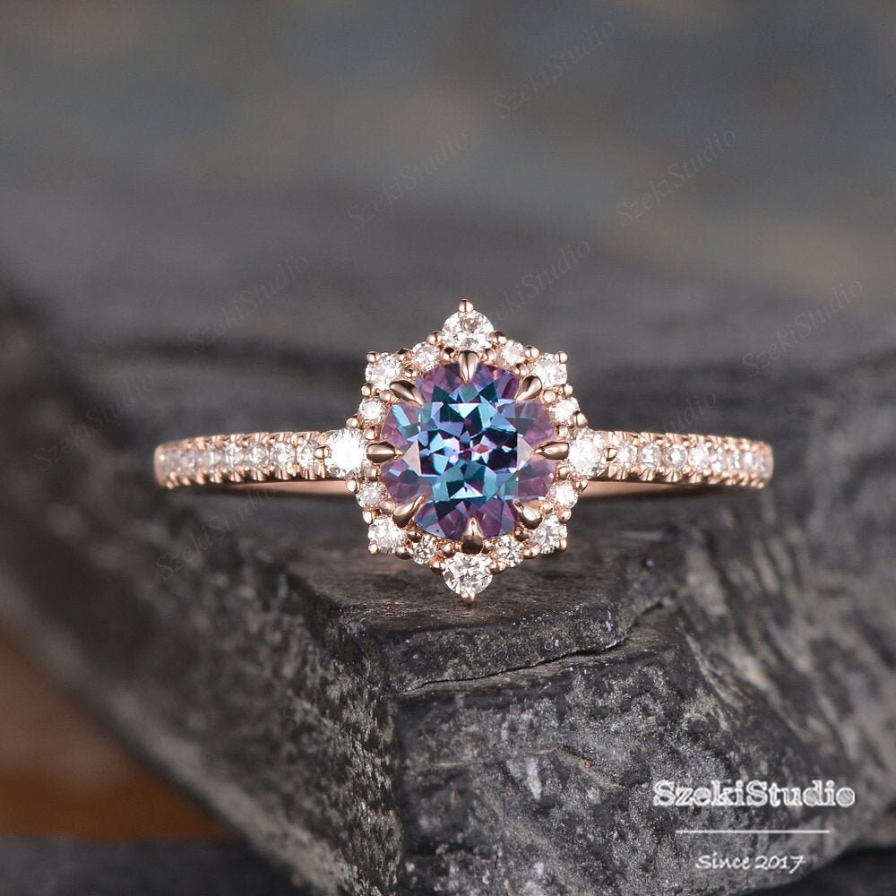 1Ct Alexandrit Ring Für Frauen Vintage Unikat Halo Cluster Moissanit Farbwechsel Verlobungsring Rosegold Ehering von SzekiStudio