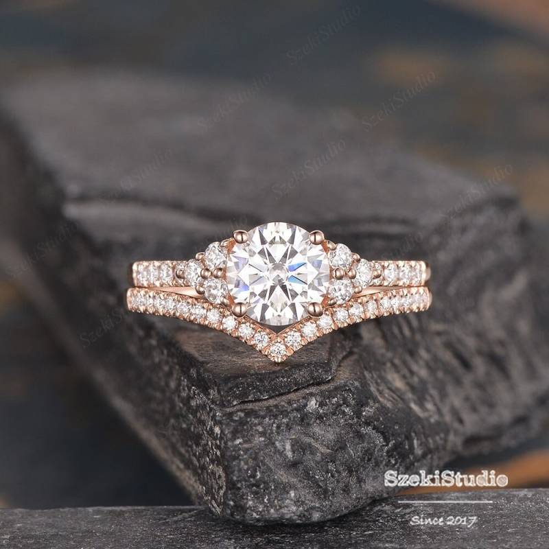 1Ct Moissanit Verlobungsring Set Rose Gold Diamant Braut Cluster Ehering Jahrestag Halbe Ewigkeit Drei Stein Ring von SzekiStudio
