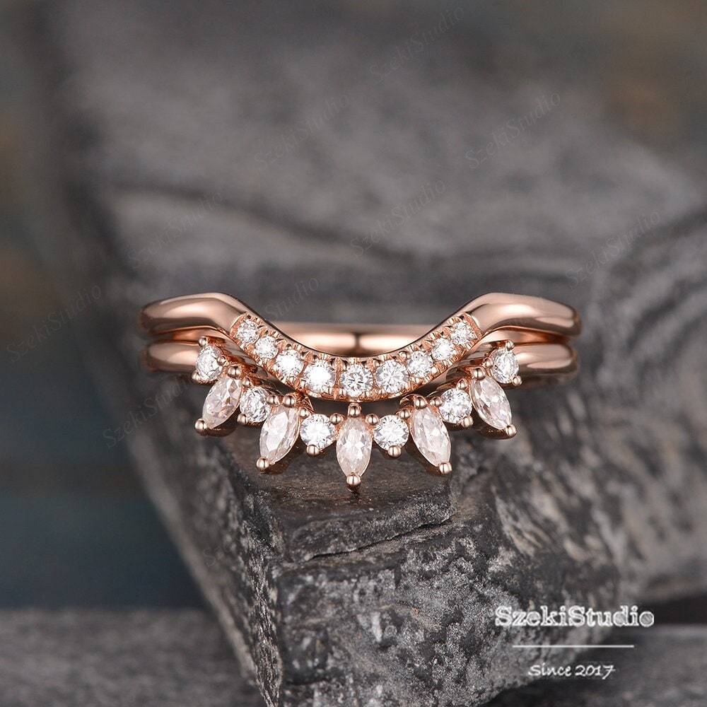 2 Stk. Diamant V Nesting Ring Seitlich Ehering Unikat Chevron Moissanit Frauen 14K Gold Band Jahrestag von SzekiStudio