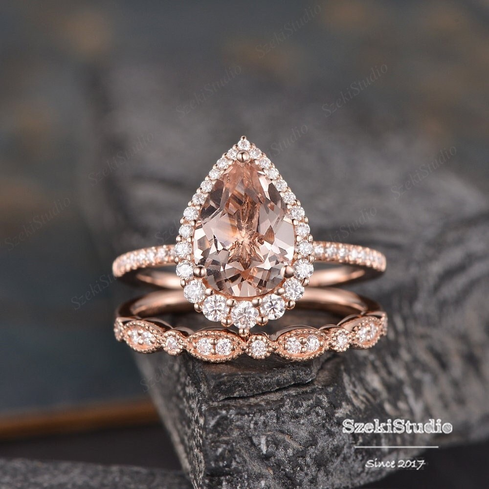 3.5Ct Pear Cut Morganit Verlobungsring Set Birnenförmige Ehering Rose Gold Braut Tear Drop Halo Ring 8x12mm Pfirsich von SzekiStudio