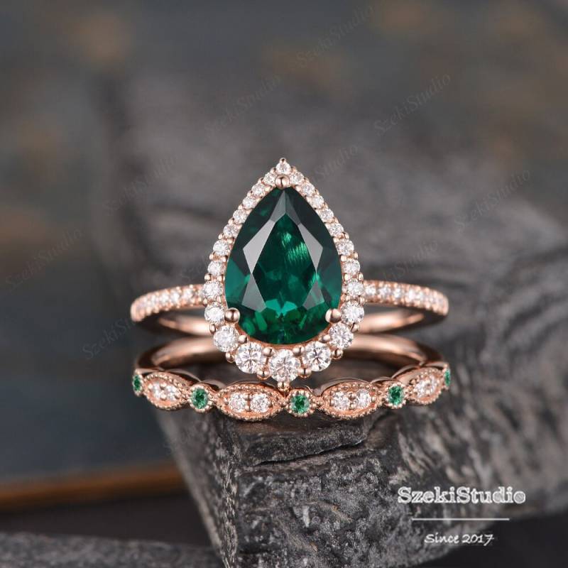 3.5Ct Pear Cut Smaragd Verlobungsring Set Birnenförmiger Ehering Roségold Braut Träne Halo Ring 8 X 12 Mm Lab Smaragdring von SzekiStudio