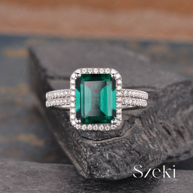 3Ct Lab Smaragd Verlobungsring Set Weißgold Smaragdschliff Diamant Eternity Band Halo Braut 8x10mm Kann Birthstone Ring von SzekiStudio