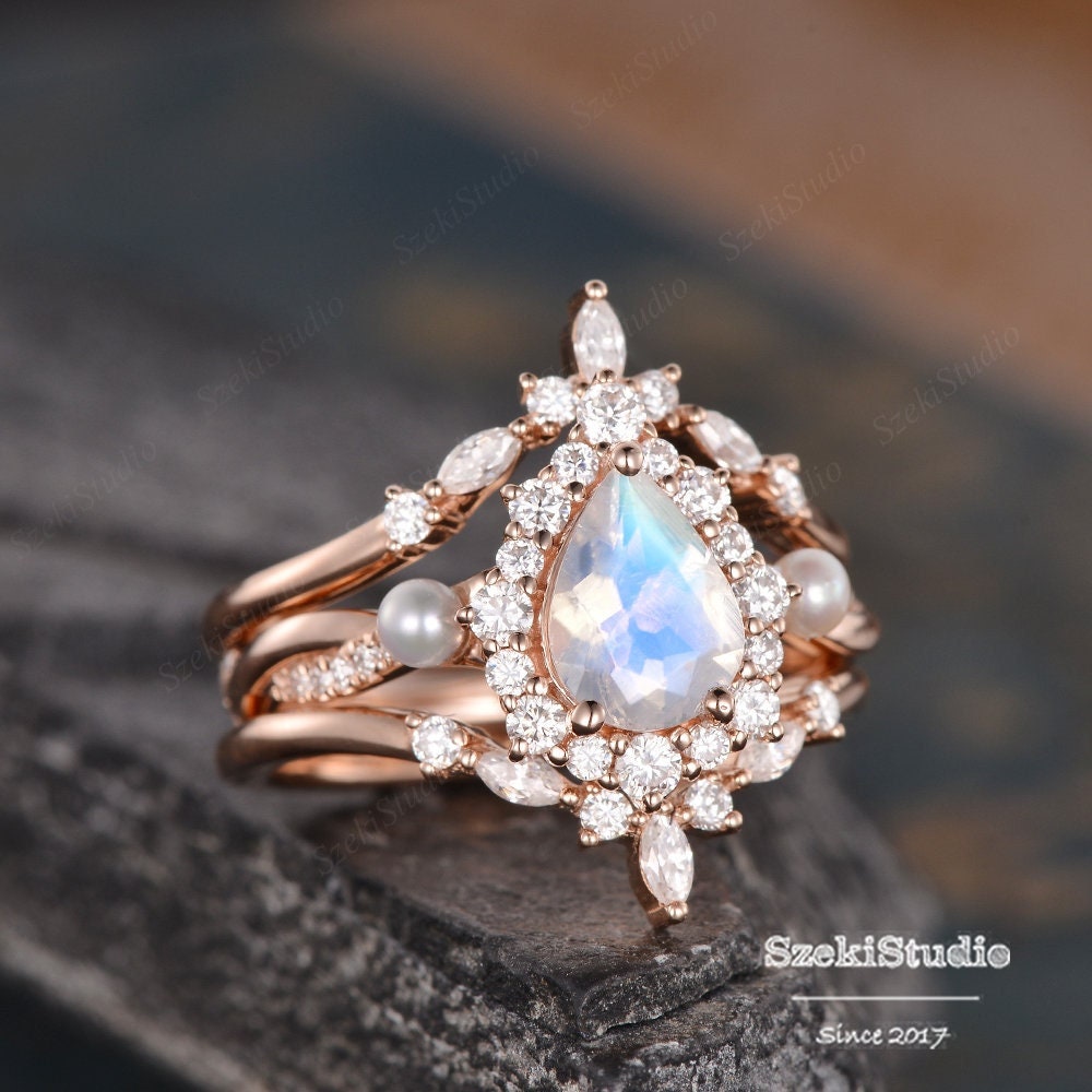 3x Perlen Mondstein Verlobungsring Set Rose Gold Birne Ehering Cluster Halo Diamant Braut Ring Infinity von SzekiStudio