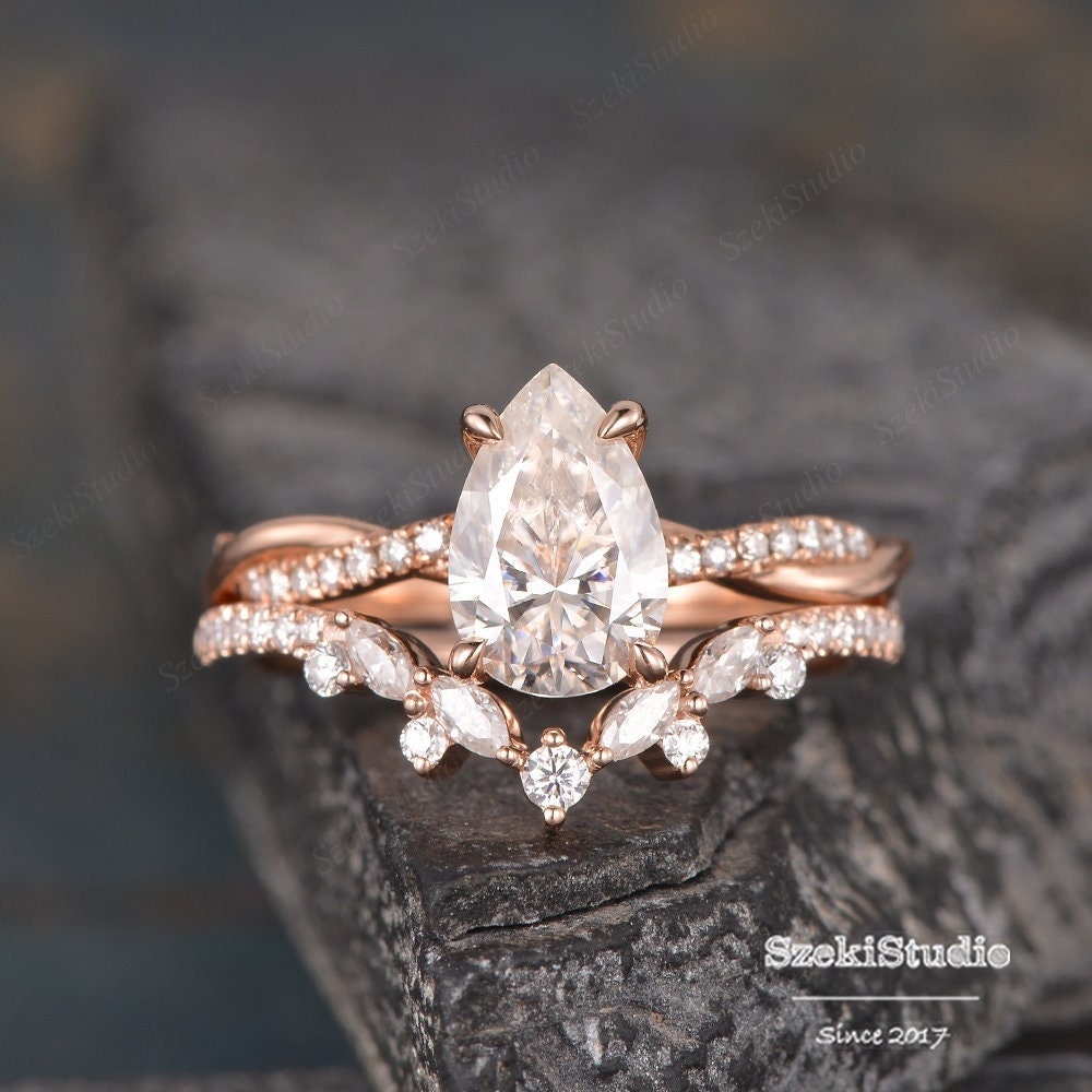 6x9mm Moissanite Verlobungsring Set Rose Gold Braut Infinity Twist Solitär Diamant Birnenförmigen Halb Eternity Gebogene Cluster 2 Stück von SzekiStudio