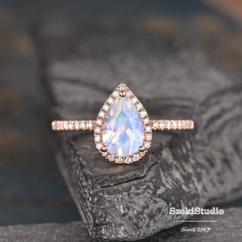 6x9mm Mondstein Verlobungsring Pear Shaped Rose Gold Regenbogen Ring Halo Tear Drop Hochzeit Braut Halb Eternity Diamant von SzekiStudio