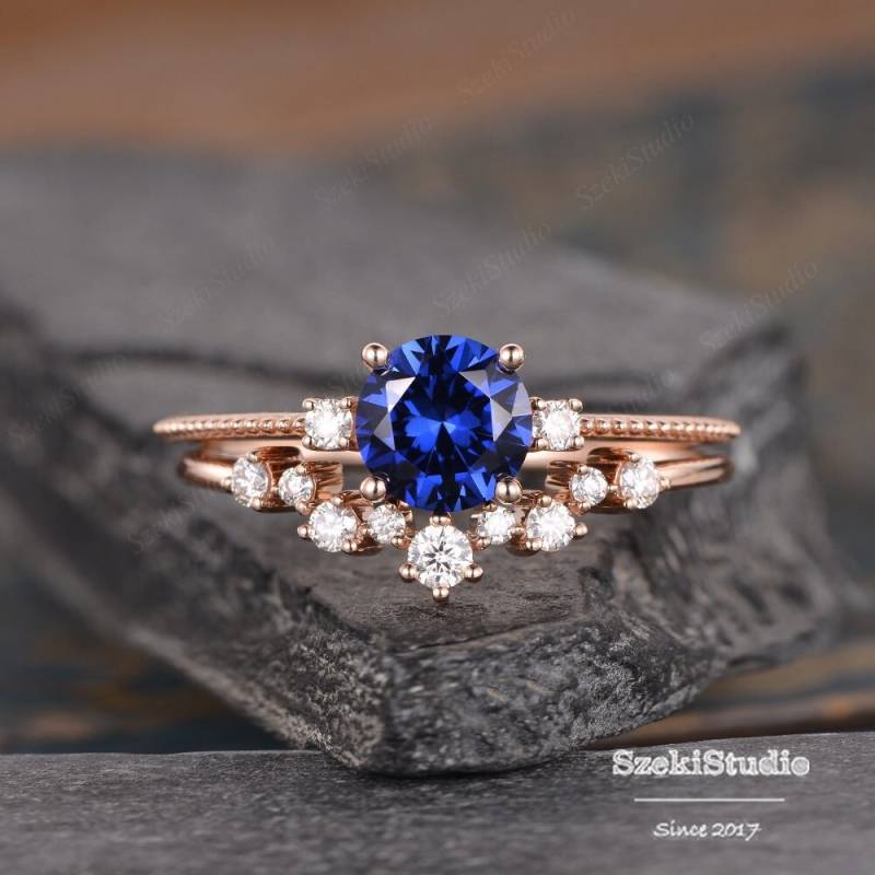 7mm Rundschliff Lab Saphir Verlobungsring Rosegold Brautset Cluster Diamant Geburtsstein September Frauen Geschwungen Perlen Drei Stein von SzekiStudio