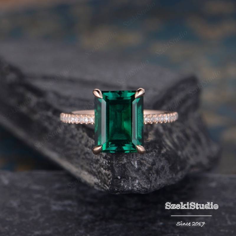 8x10mm Lab Smaragd Verlobungsring Solitär Rosegold Ring Schlichtes Band Braut Hochzeit Frauen Jahrestag Geschenk Für Sie Geburtsstein Mai Einfach von SzekiStudio